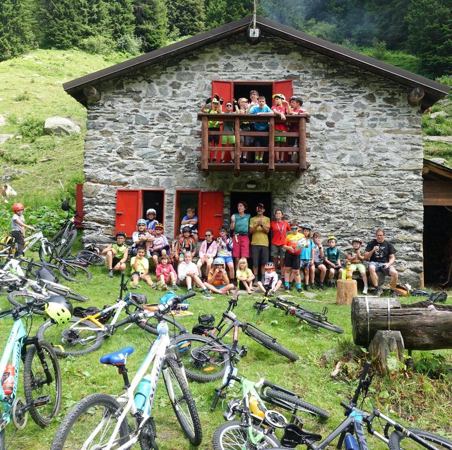 Ragazzi e istruttori della scuola Redline MTB